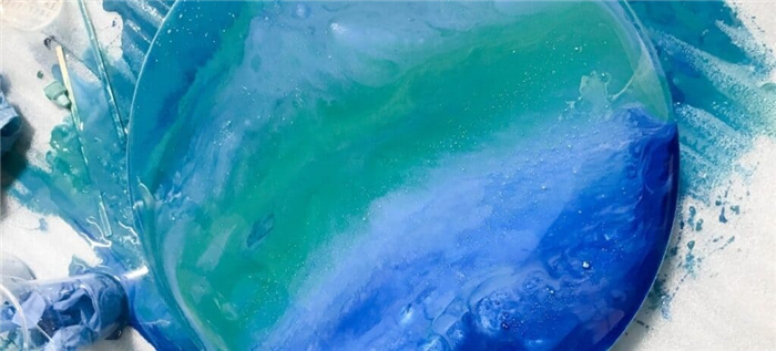 Круглый арт-дизайн из смолы, вдохновленный синевой и зеленью океана.