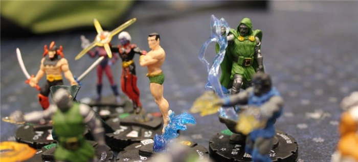 Настольные миниатюры HeroClix на игровом коврике