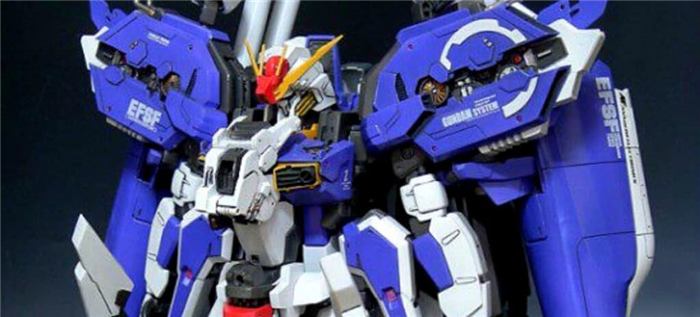 Верхняя половина сине-серой модели Gundam.