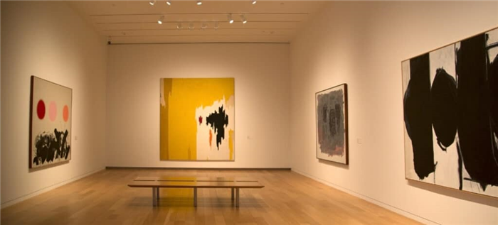 Четыре картины современного искусства в художественном музее в Техасе.