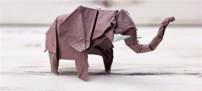 Серый слон оригами, созданный методом мокрого складывания.